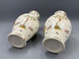 paire de vases en porcelaine chinoise ornés de personnages