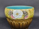 un bol jaune et bleu orné d'un motif floral