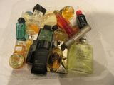 de nombreux parfums différents dans un flacon en verre
