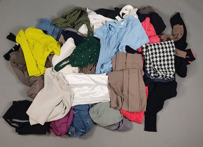 Fripe et vêtements d'occasion : Un ensemble d'environ 50 vêt… - Photo 1