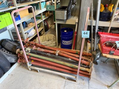 un tas de tuyaux et d'autres objets dans un garage