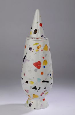 une image représentant un vase blanc orné d'un motif coloré