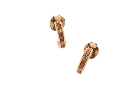 une paire de boucles d'oreilles en saphir rose et diamants sur fond blanc