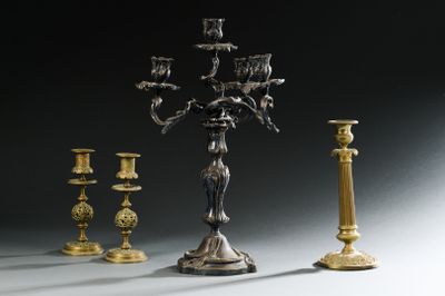 trois bougies placées l'une à côté de l'autre sur une table