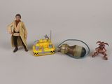 une figurine représentant un homme armé, à côté d'un chien en jouet
