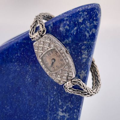 une photo d'une montre-bracelet pour femme sertie de diamants