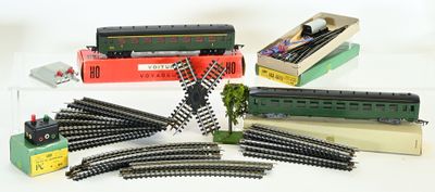un grand nombre de trains miniatures posés sur une table