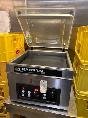 une machine posée sur une table dans une pièce