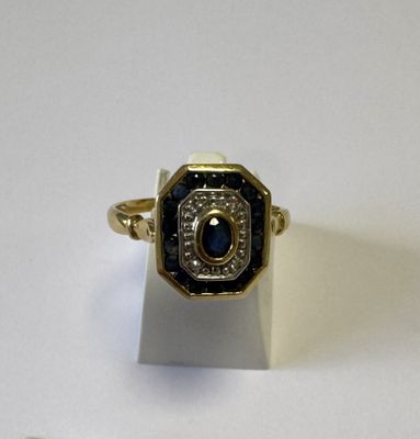 une image représentant une bague en or sertie d'une pierre noire et blanche