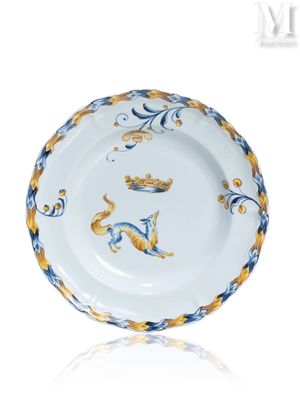 une image représentant une assiette blanche ornée de motifs bleus et jaunes