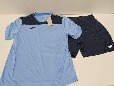 une chemise bleue et un short noir posés sur une table
