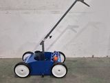 une photo d'une tondeuse à gazon bleue dans un garage