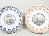 deux assiettes aux motifs différents posées sur une table