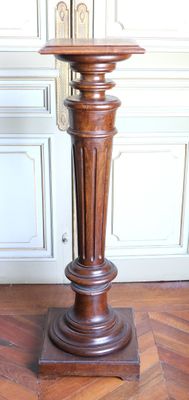 une grande table en bois sur laquelle se trouve un vase