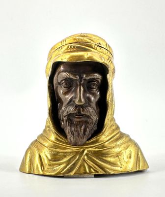 statue d'un homme vêtu d'une robe dorée et coiffé d'un chapeau doré