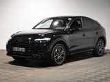 le 4x4 noir est garé sur le sol en damier d'un garage