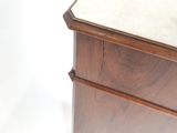 un gros plan d'une commode en bois avec un plateau en marbre