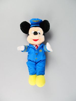 peluche Mickey Mouse avec une salopette bleue et des chaussures jaunes