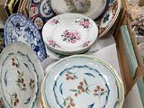 de nombreuses assiettes et bols dans une boîte posée sur une table