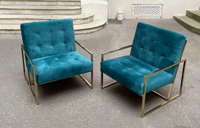 Paire de fauteuils en métal doré, la garniture capitonnée de…