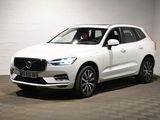 Un SUV Volvo blanc est garé dans un garage