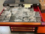 une table sur laquelle se trouvent de nombreux objets différents
