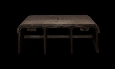 une table en bois à deux pieds avec un plateau en bois