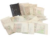 une pile de vieilles cartes et un livre posés sur une table