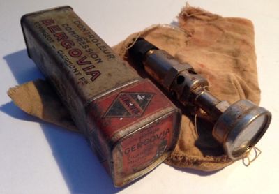 un télescope à l'ancienne posé sur un morceau de tissu