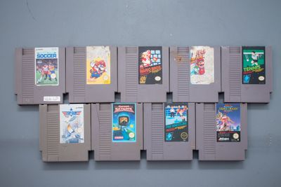 beaucoup de cartouches de jeux vidéo accrochées au mur