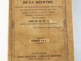 un vieux livre posé sur une table blanche