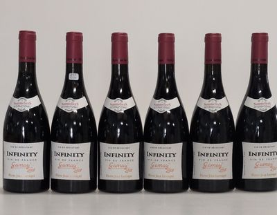 six bouteilles de vin sont alignées sur une table