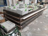 de nombreux cartons d'équipements électroniques sur une palette dans un entrepôt
