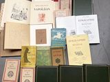 un grand nombre de livres posés sur le sol
