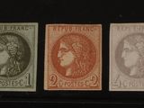 quatre timbres de couleurs différentes représentant des portraits de femmes
