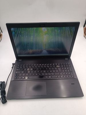 un ordinateur portable posé sur une table
