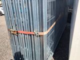 une barrière métallique qui a été placée devant un camion