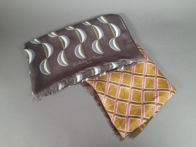 deux morceaux de tissu posés sur une table