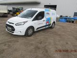 une camionnette blanche garée devant un bâtiment