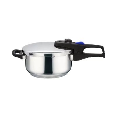 un gros plan d'une casserole en acier inoxydable munie d'une poignée