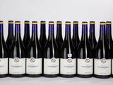 un groupe de bouteilles de vin posées sur une table