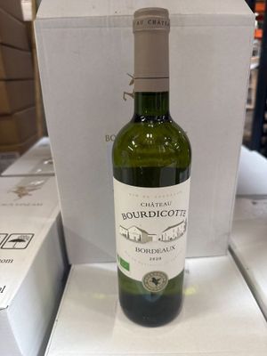 une bouteille de vin posée sur une boîte blanche