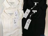 deux polos pour homme, encore étiquetés, posés l'un à côté de l'autre