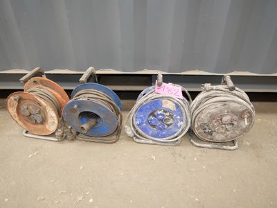 Plusieurs types de tuyaux sont alignés contre un mur
