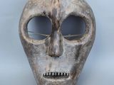 une image représentant un masque en forme de crâne sur fond blanc