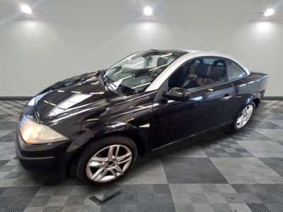 la photo d'une voiture noire garée dans une salle d'exposition