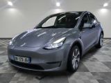 La Tesla Model Y est garée sur un sol carrelé à damier.