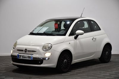 une photo d'une petite voiture blanche dans un showroom