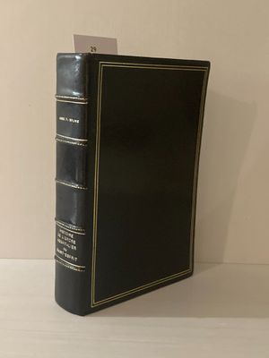 un livre noir posé sur une table blanche