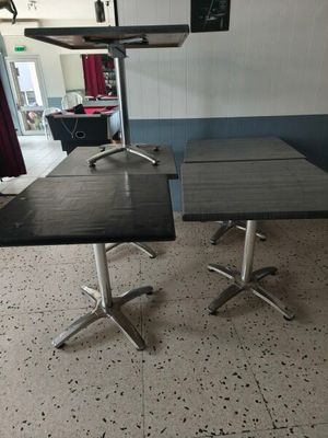 deux tables qui se trouvent dans une pièce